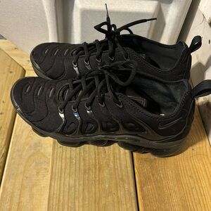 Nike: Men’s Vapormax, solid black, Sz 11